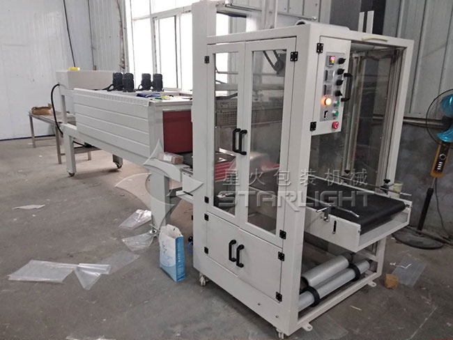 鄭州迪彩印務全自動彩頁熱收縮包裝機生產(chǎn)現(xiàn)場